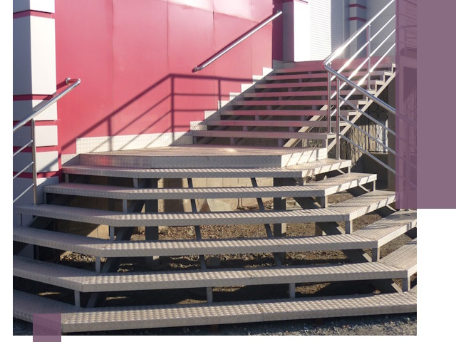 Лестницы для магазина в Комсомольске-на-Амуре — изготовление и монтаж