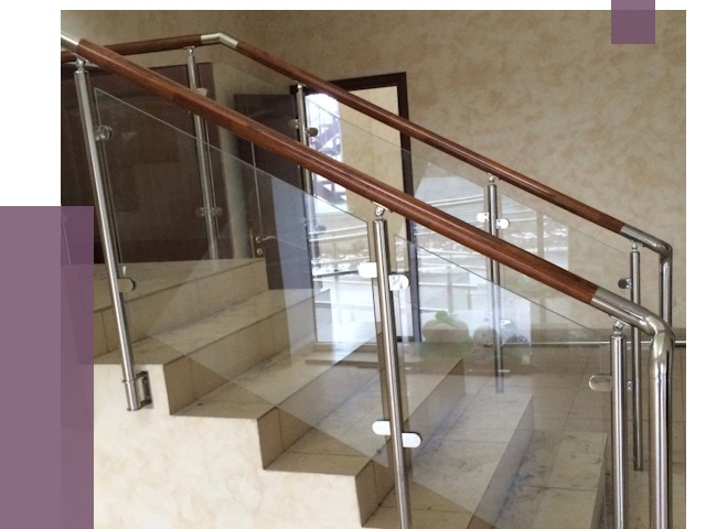 Комбинированные перила из металла и дерева в Комсомольске-на-Амуре