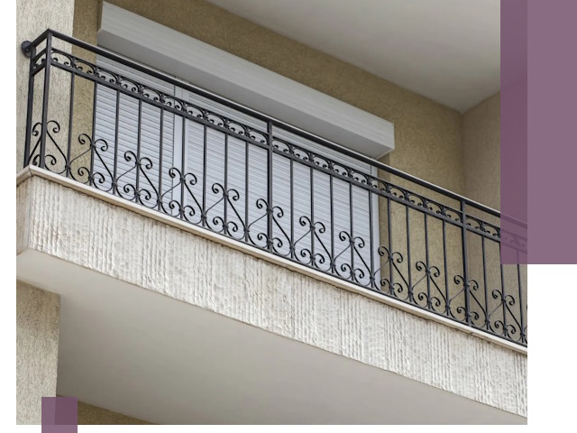 Балконные ограждения из металла и стекла в Комсомольске-на-Амуре для домов