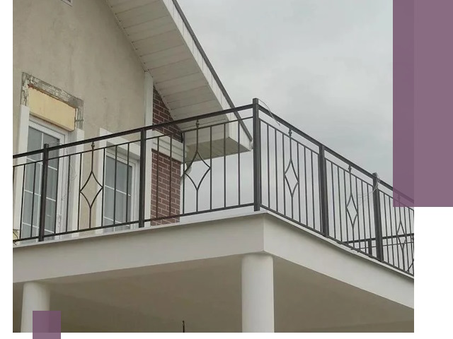 Изготовление балконных ограждений в Комсомольске-на-Амуре из металла и стекла